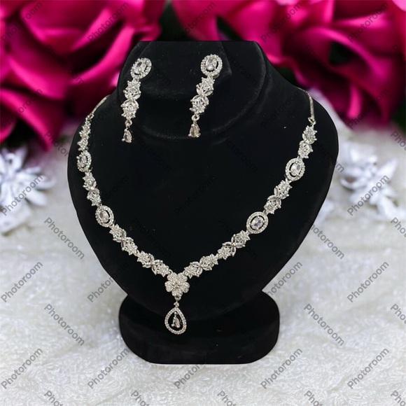 Jewelry - Necklace & Earrings Set
